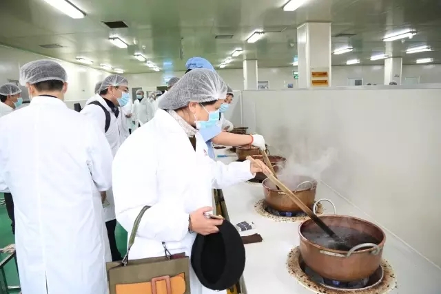 江蘇省中醫藥學會百余位專家老師參觀訪問李良濟(圖6) 江蘇省中醫藥學會百余位專家老師參觀訪問李良濟(圖6)